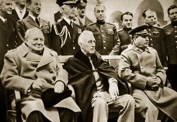 Kolme suurta Jaltan konferenssissa. Pääministeri Churchill, presidentti Roosevelt ja kenraali Stalin, helmikuu 1945.
